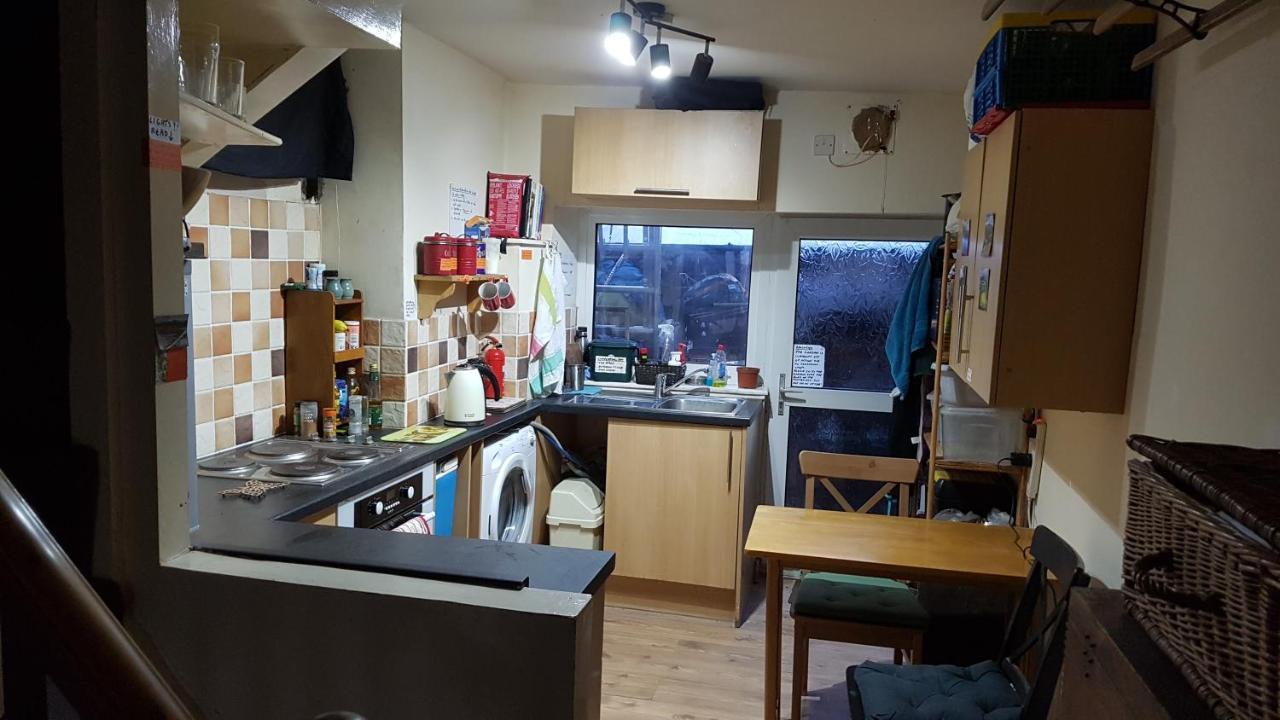 'Yellow Wood Micro Hostel-Eco Urban Bothy Style Very Basic But Cosy Redecorating But Cheap & Friendly Quiet Time Lockout 11Pm-7Am Bring Towel Or Hire Brecon Exterior photo
