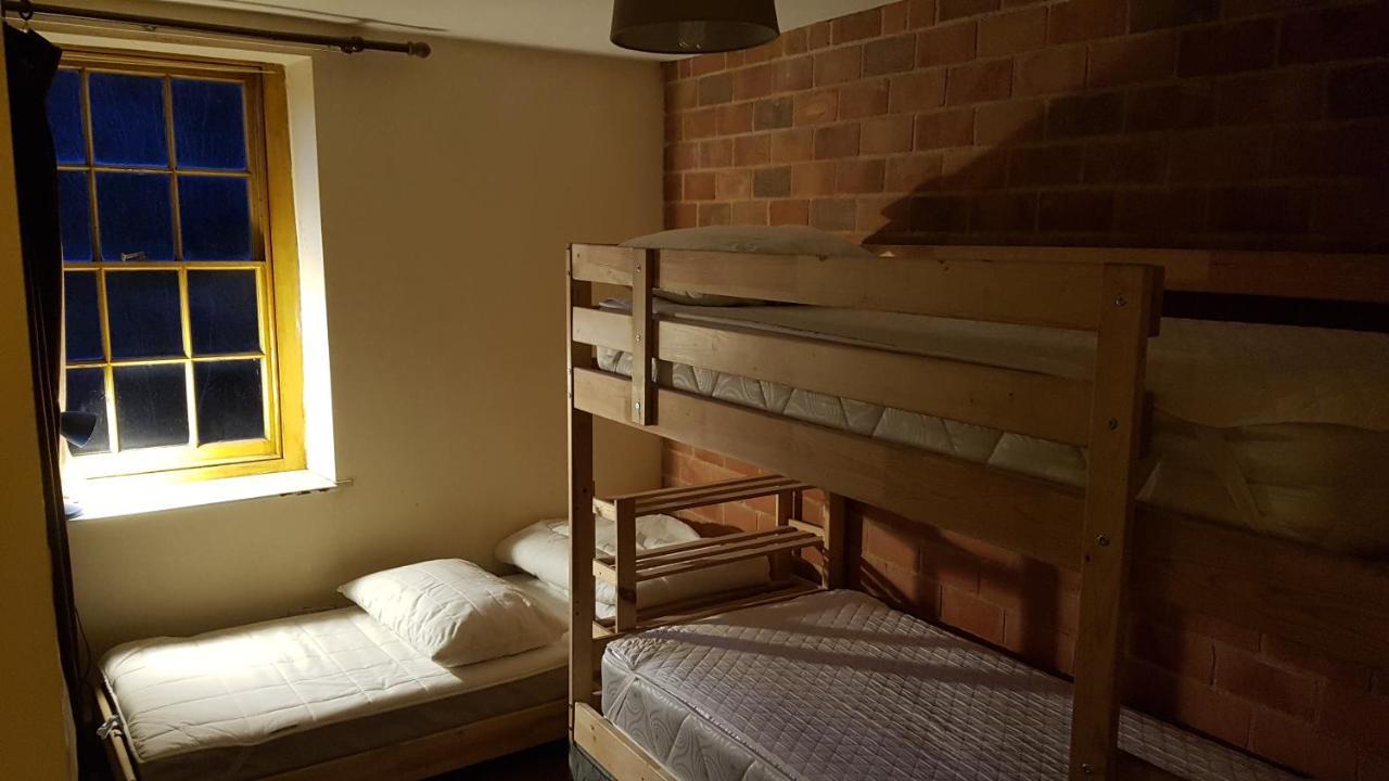 'Yellow Wood Micro Hostel-Eco Urban Bothy Style Very Basic But Cosy Redecorating But Cheap & Friendly Quiet Time Lockout 11Pm-7Am Bring Towel Or Hire Brecon Exterior photo
